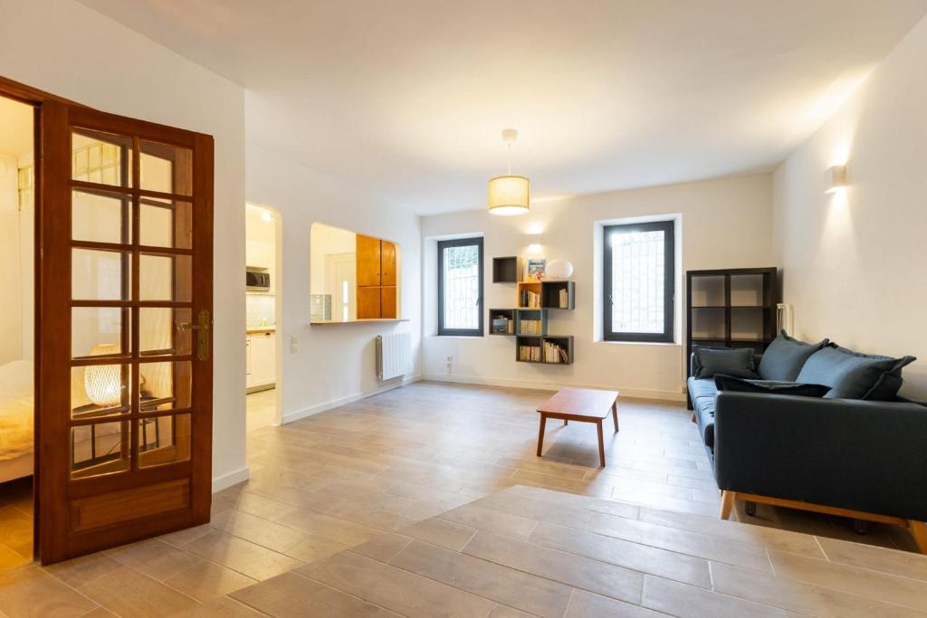 un salon avec un canapé et une table dans l'établissement Marseille bord de mer, à Marseille