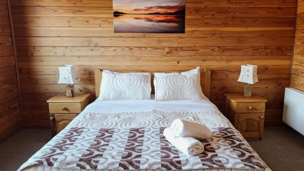 Uma cama ou camas num quarto em Alpes Hotel