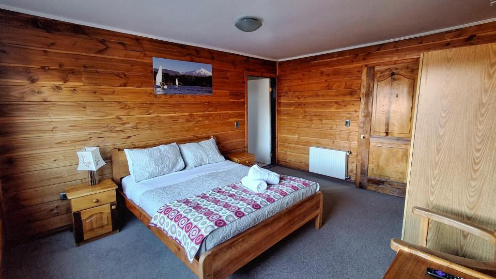 Uma cama ou camas num quarto em Alpes Hotel