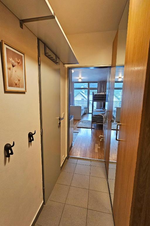Fotografie z fotogalerie ubytování ENJOYHARRACHOV - Atraktivní slunné studio Čertovka v centru Harrachova s garážovým parkováním, Wifi-WLAN, SAT, herní konzolí, Netflix zdarma a nejkrásnějším výhledem na Čertovu horu s areálem skokanských můstků a sjezdovku v destinaci Harrachov