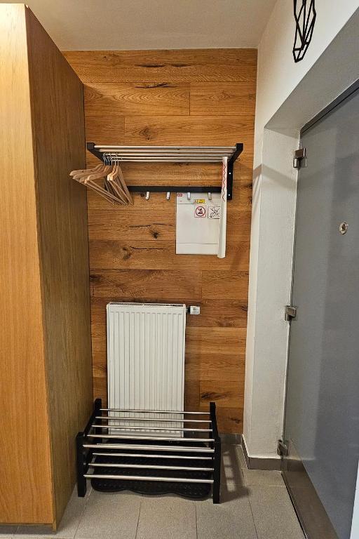 Fotografie z fotogalerie ubytování ENJOYHARRACHOV - Atraktivní slunné studio Čertovka v centru Harrachova s garážovým parkováním, Wifi-WLAN, SAT, herní konzolí, Netflix zdarma a nejkrásnějším výhledem na Čertovu horu s areálem skokanských můstků a sjezdovku v destinaci Harrachov