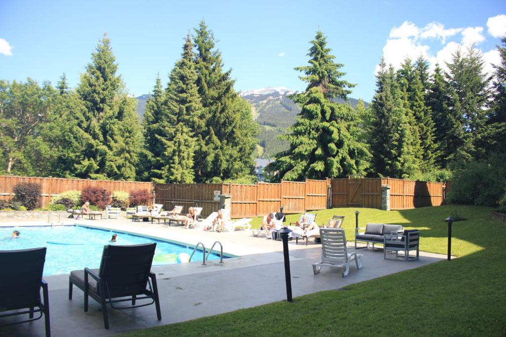 Bazén v ubytování Cascade Lodge suite WIFI 2 hot tubs pool gym sauna ski & bike valet service nebo v jeho okolí