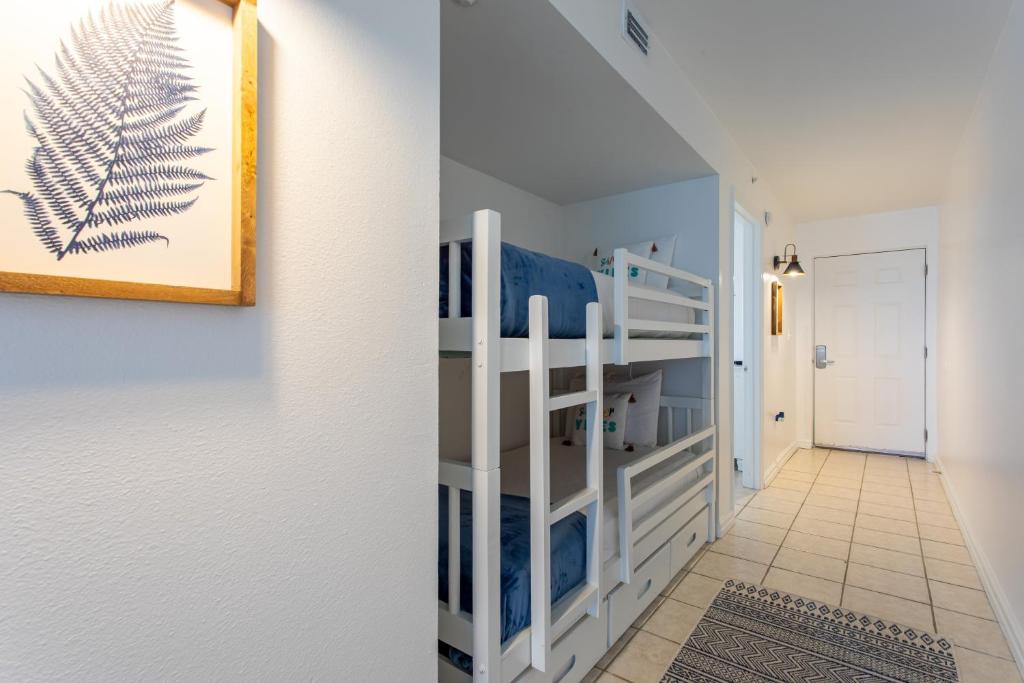 ein Kinderschlafzimmer mit Etagenbetten und einem Flur in der Unterkunft Pelican&#39;s Landing in Destin