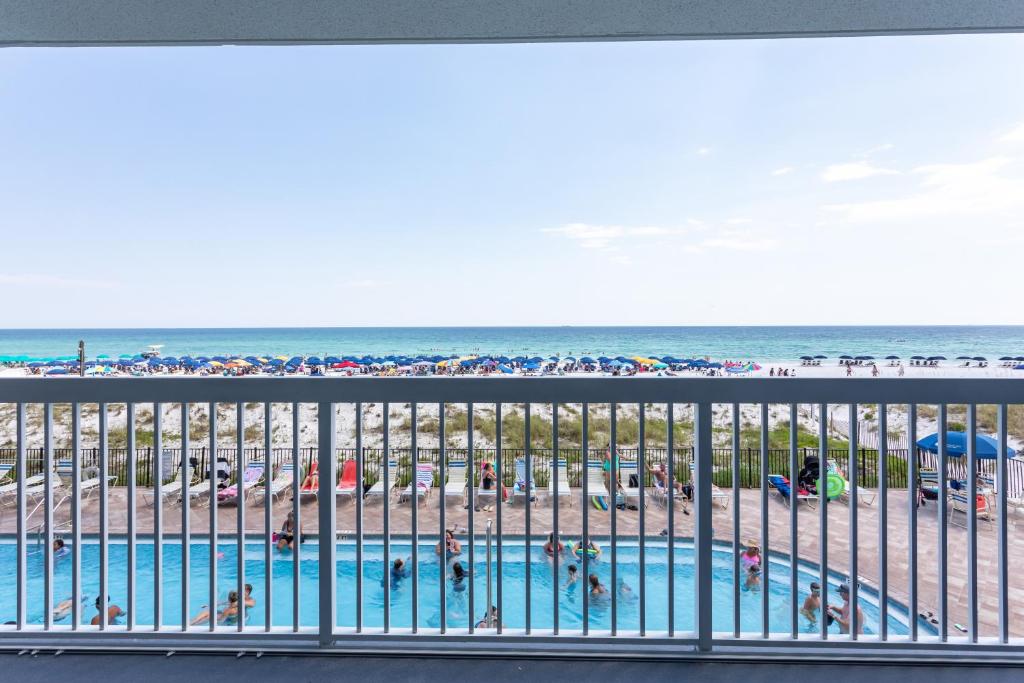 einen Balkon mit Pool- und Strandblick in der Unterkunft Pelican&#39;s Landing in Destin