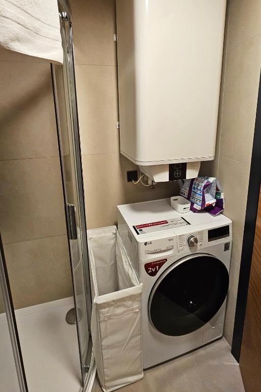 Fotografie z fotogalerie ubytování ENJOYHARRACHOV - Atraktivní klidný klimatizovaný apartmán 20 v centru Harrachova s parkováním, Wifi-WLAN, SAT, herní konzolí, Ipad, Netflix zdarma, možností dobíjení auta, výhledem do zahrady a na romantický kostelík v destinaci Harrachov