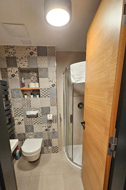 Koupelna v ubytování ENJOYHARRACHOV - Atraktivní klidný klimatizovaný apartmán 20 v centru Harrachova s parkováním, Wifi-WLAN, SAT, herní konzolí, Ipad, Netflix zdarma, možností dobíjení auta, výhledem do zahrady a na romantický kostelík