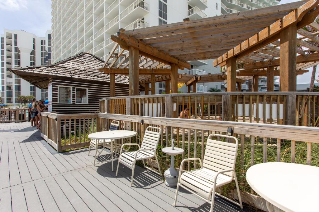 Ein Restaurant oder anderes Speiselokal in der Unterkunft Pelican&#39;s Landing 