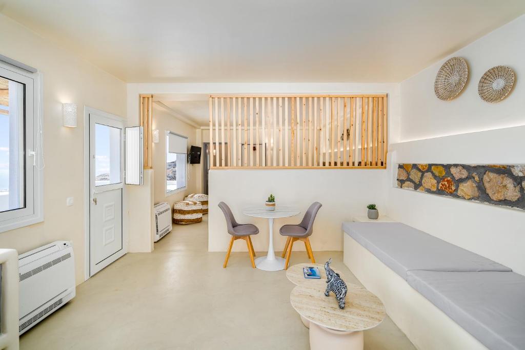 Postel nebo postele na pokoji v ubytování Eolithos Exclusive Suites
