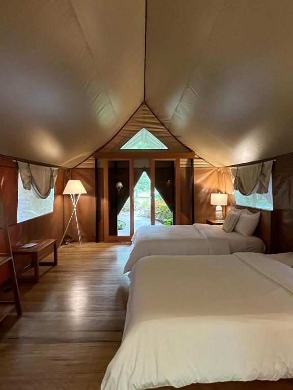 Postel nebo postele na pokoji v ubytování Hotel Arenal Glamping