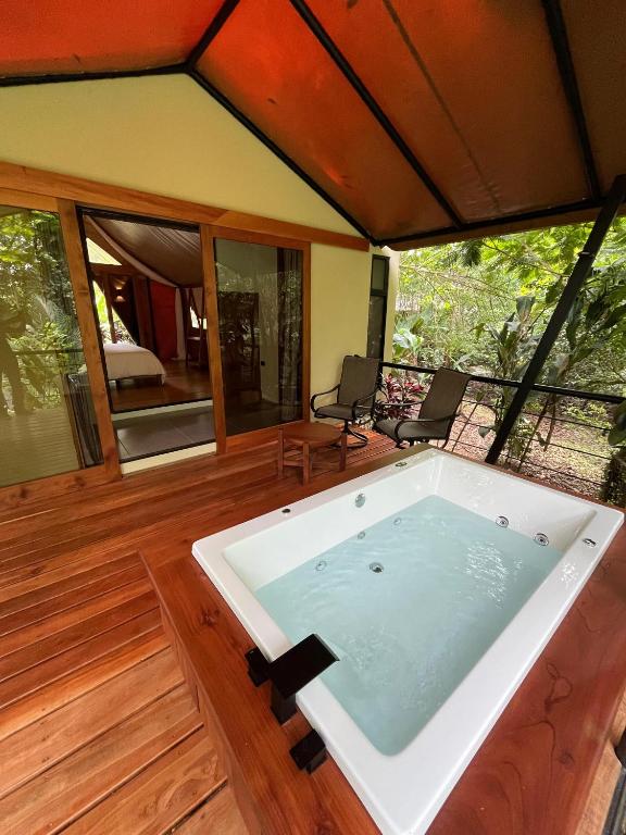 Bazén v ubytování Hotel Arenal Glamping nebo v jeho okolí