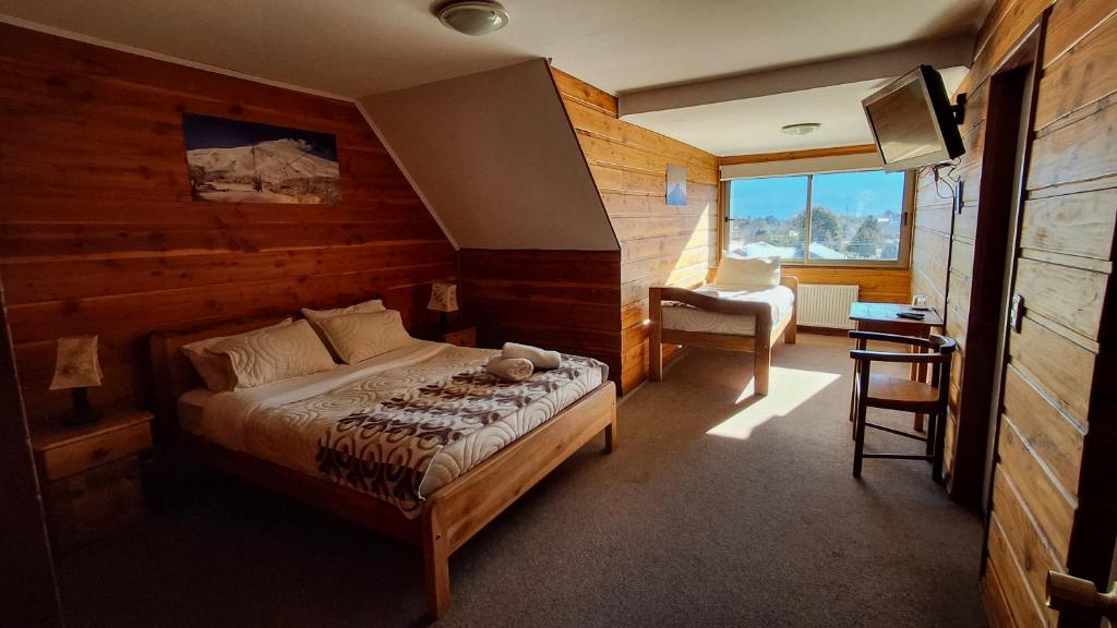 Uma cama ou camas num quarto em Alpes Hotel