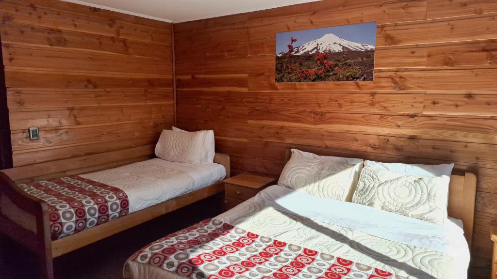 Uma cama ou camas num quarto em Alpes Hotel