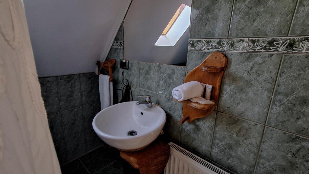 uma casa de banho com um lavatório e um lavatório branco em Alpes Hotel em Pucón