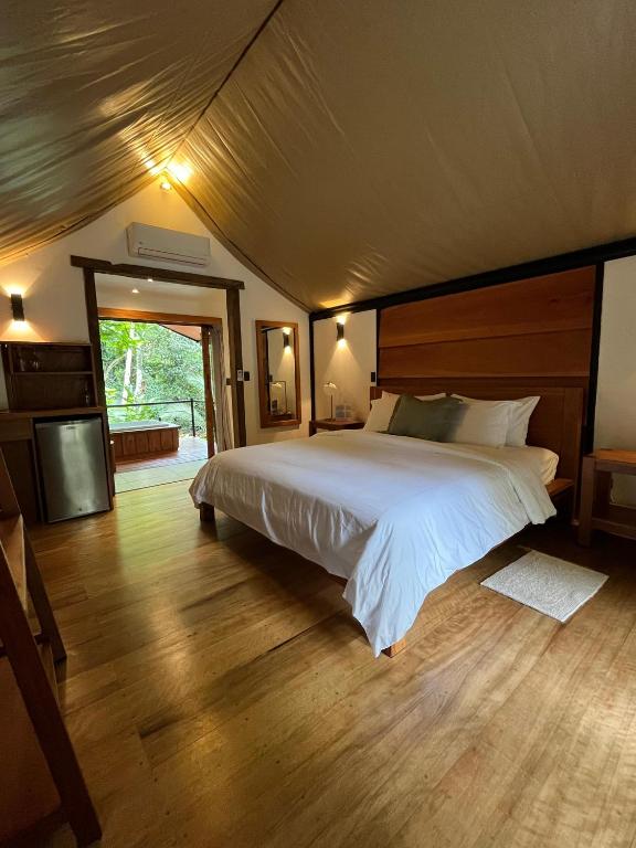 Postel nebo postele na pokoji v ubytování Hotel Arenal Glamping