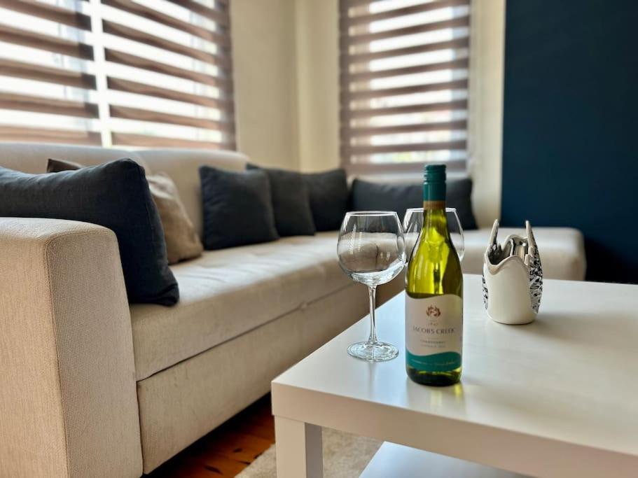 eine Flasche Wein und ein Glas Wein auf dem Tisch in der Unterkunft Alanya Merkezde Süit Daire in Alanya