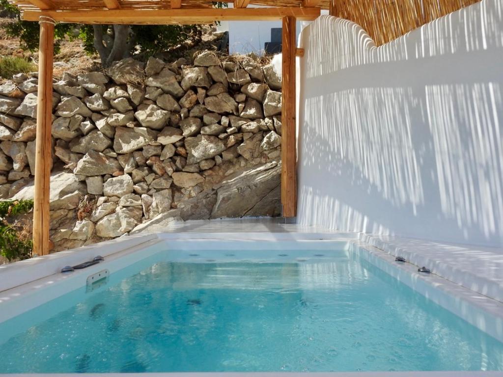 Bazén v ubytování Eolithos Exclusive Suites nebo v jeho okolí