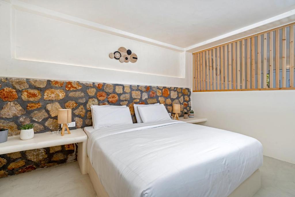 Postel nebo postele na pokoji v ubytování Eolithos Exclusive Suites