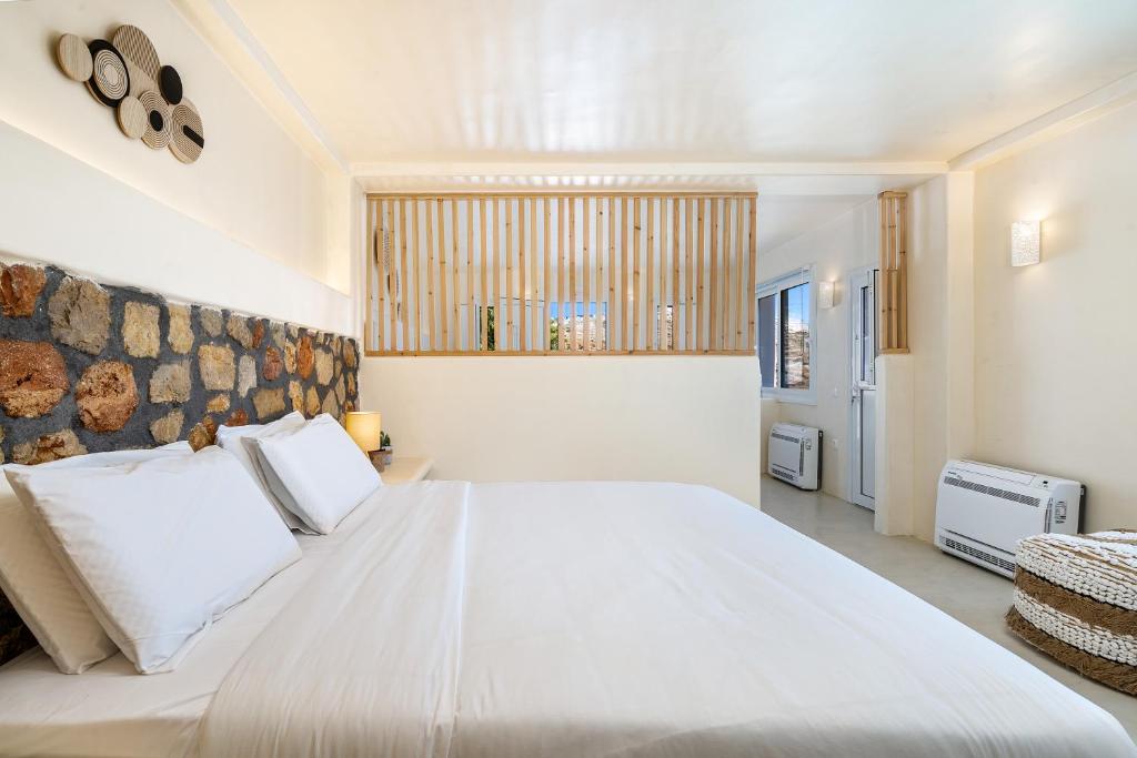 Postel nebo postele na pokoji v ubytování Eolithos Exclusive Suites