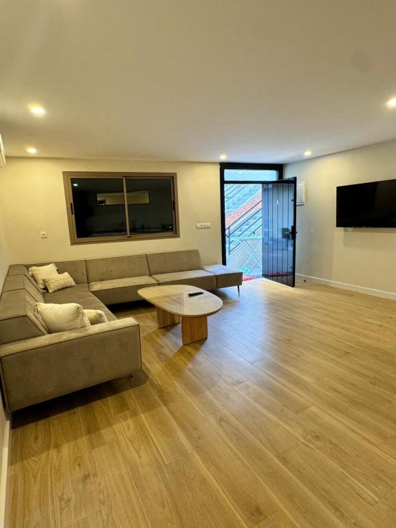 TV a/nebo společenská místnost v ubytování belle vue appartement al hoceima
