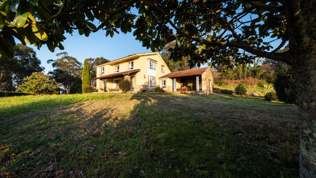 een huis op een heuvel met een grote tuin bij Casa San Caetano 1 in Porto do Son