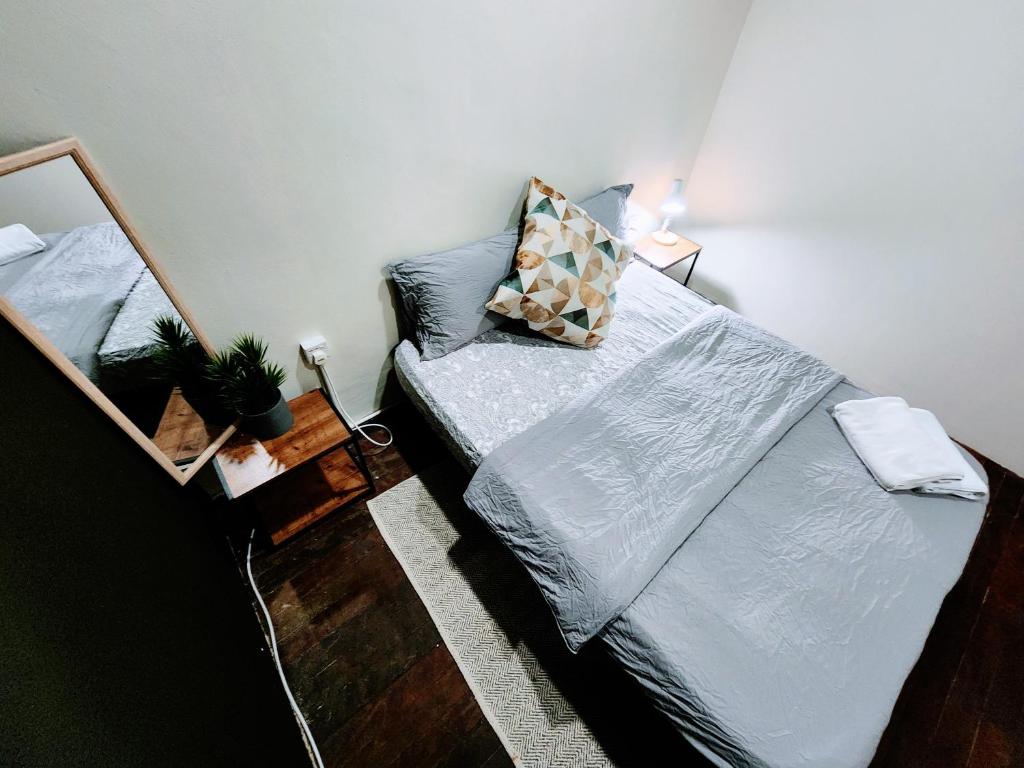 Postel nebo postele na pokoji v ubytování Upspot Kuching Waterfront Premium Hostel