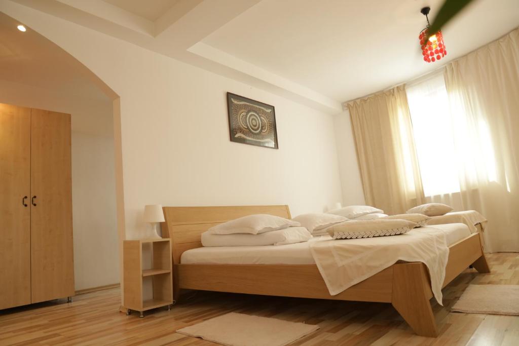 Postel nebo postele na pokoji v ubytování Casa Colinelor