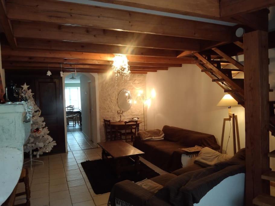 - un salon avec un canapé et un arbre de Noël dans l'établissement gite Sivry la perche cœur de Logis, à Sivry-la-Perche