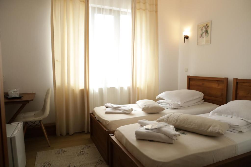 Postel nebo postele na pokoji v ubytování Casa Colinelor
