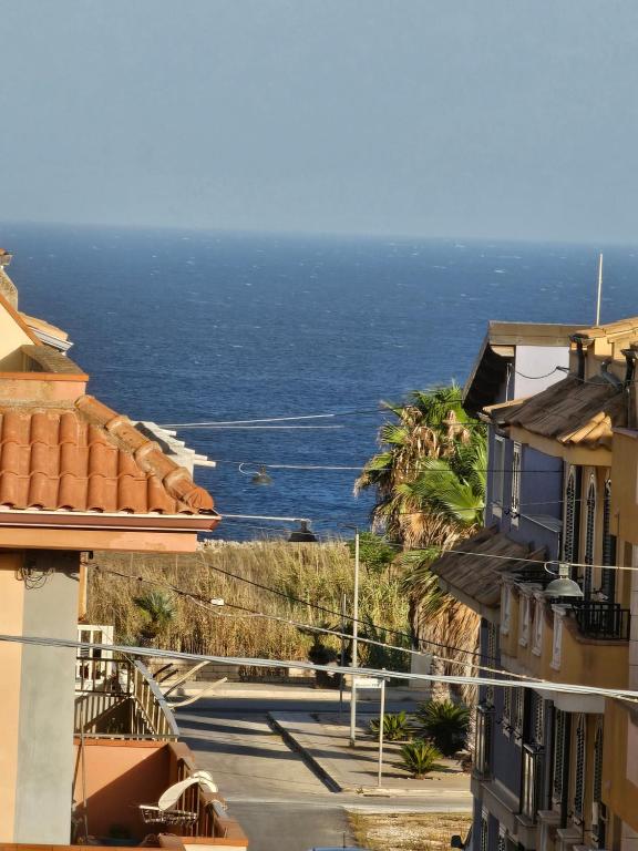 vista sull'oceano da una strada di Appartamento da Christian a Portopalo