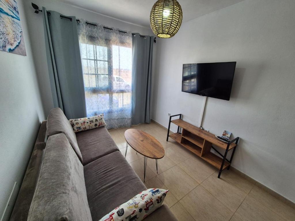 TV a/nebo společenská místnost v ubytování Apartamentos Cotillo Family