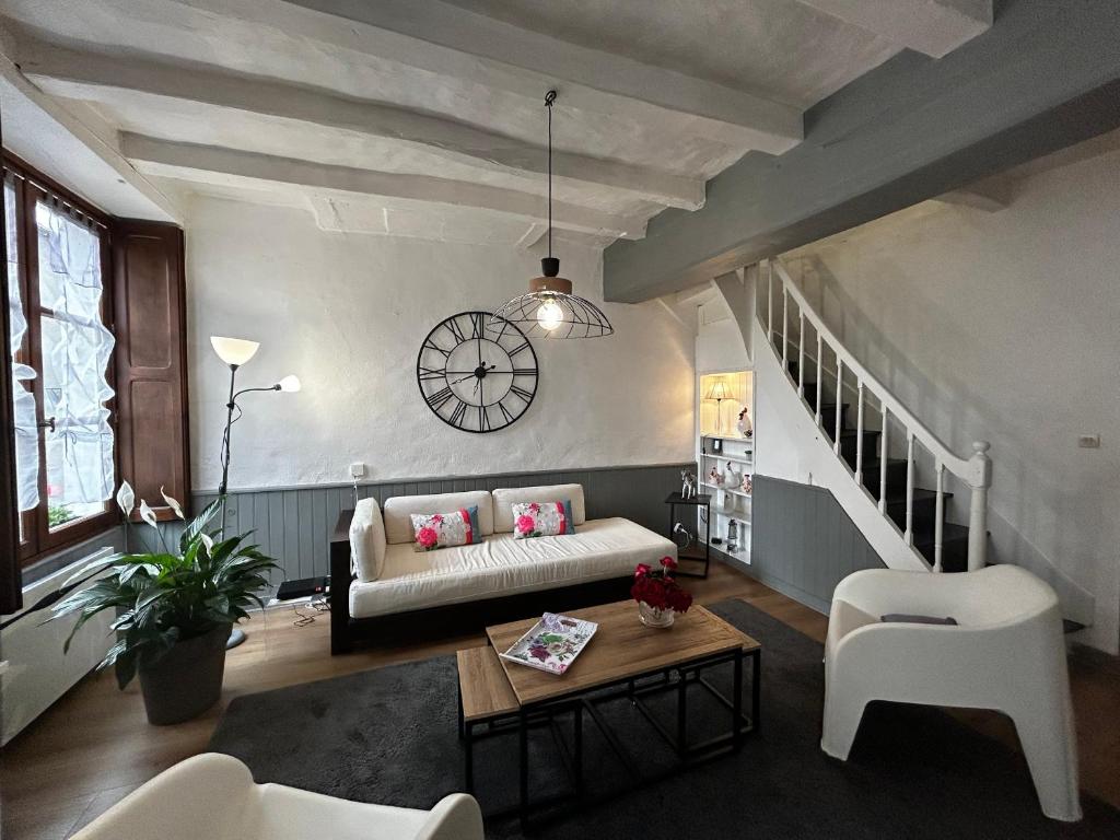 Χώρος καθιστικού στο Maison de charme à Barrou, proche La Roche-Posay, cour, lave-linge, lave-vaisselle, WIFI, animaux OK - FR-1-541-110