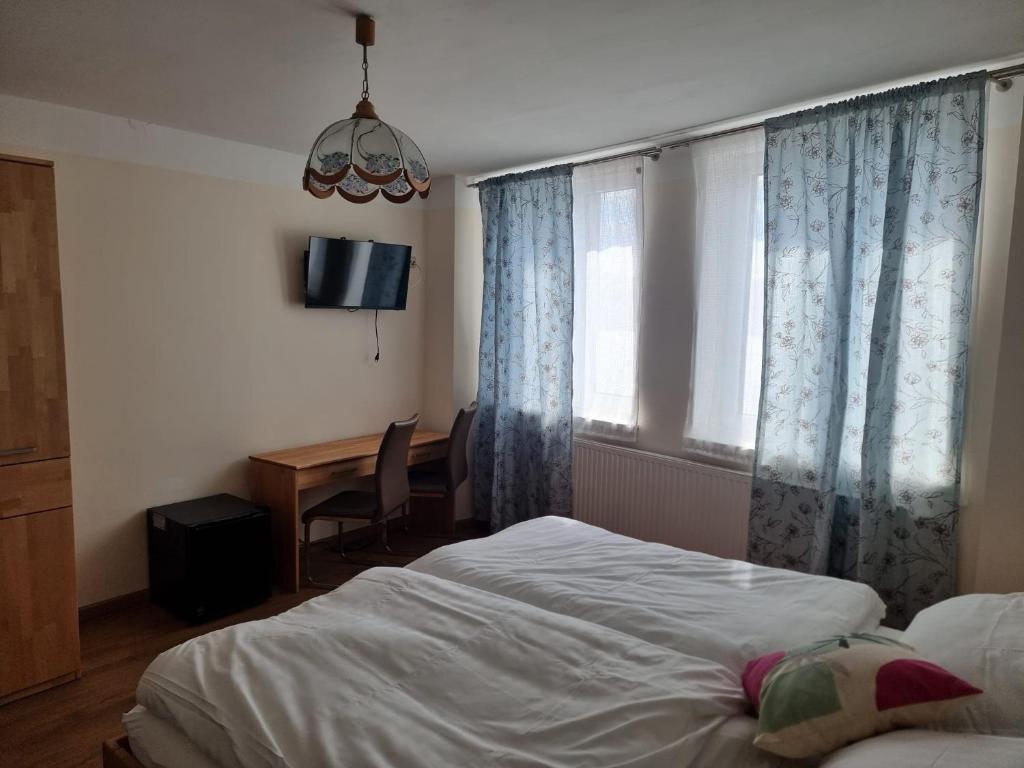 Postel nebo postele na pokoji v ubytování Gasthof Weidenauer- Gabi's Café