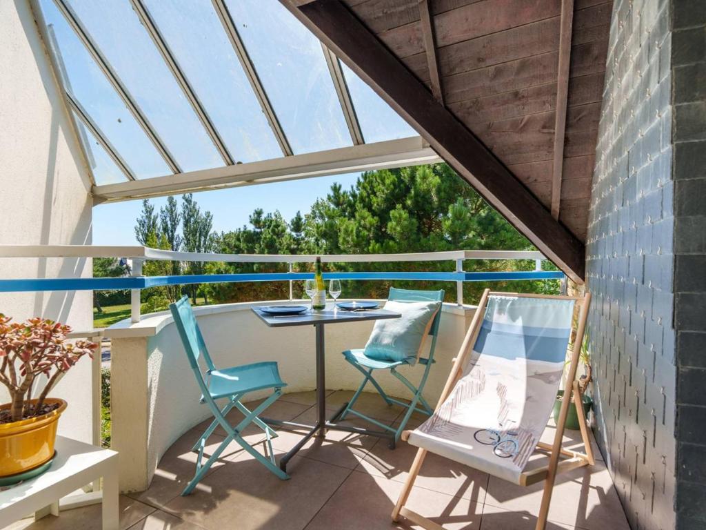 un patio avec des chaises et une table sur un balcon dans l'établissement Appartement 2P à 500m des plages, balcon S-O, parking privé, 3* Meublé de Tourisme - FR-1-477-177, à Carnac
