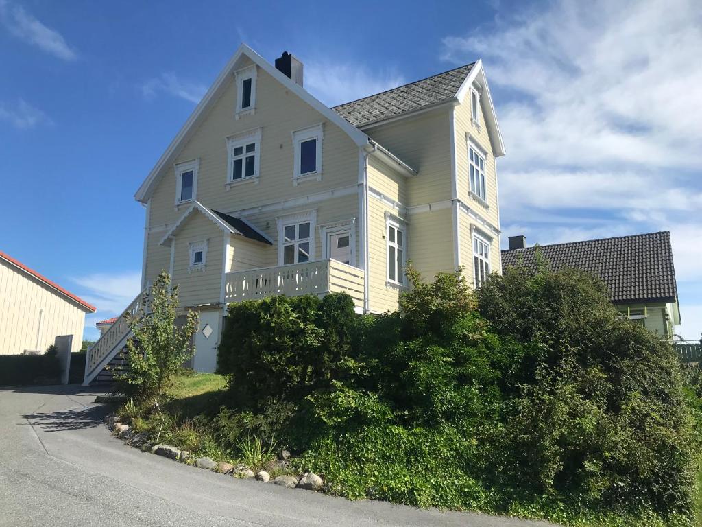 a large white house on the side of a street at Leilighet i villa, 3 soverom med parkering-nær sentrum - Open for ONS 2026 in Stavanger