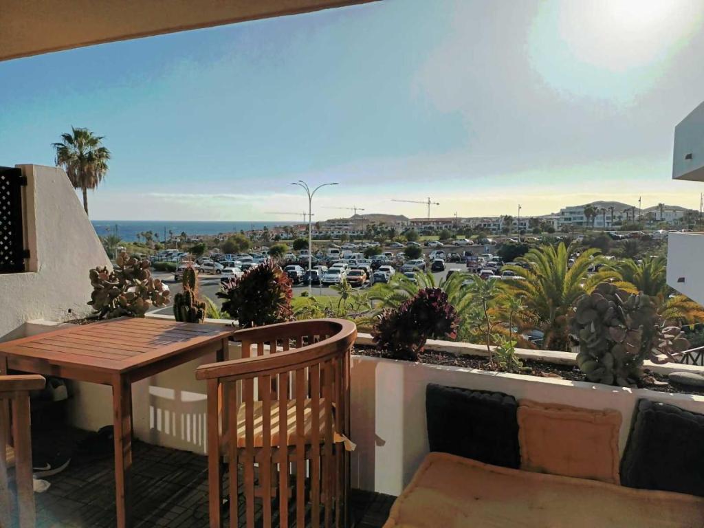 einen Balkon mit einem Tisch und Stühlen sowie Stadtblick in der Unterkunft Apartamento lujo vistas mar 221 in San Miguel de Abona