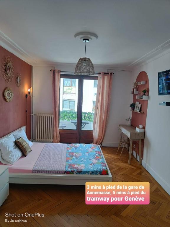 une chambre avec un lit et une grande fenêtre dans l'établissement Belle chambre d'hôte avec balcon privé - 3 mins gare Annemasse - Genève accès direct, à Annemasse