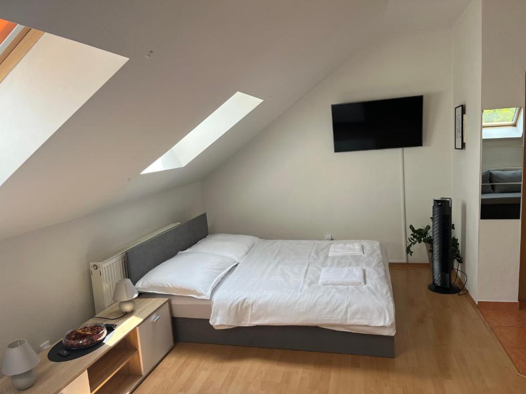 Postel nebo postele na pokoji v ubytování Apartmány v Zlatej uličke