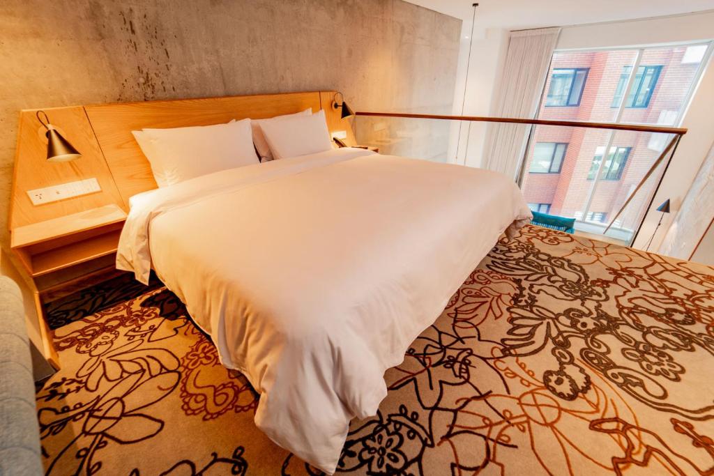 Postel nebo postele na pokoji v ubytování GO Quito Hotel