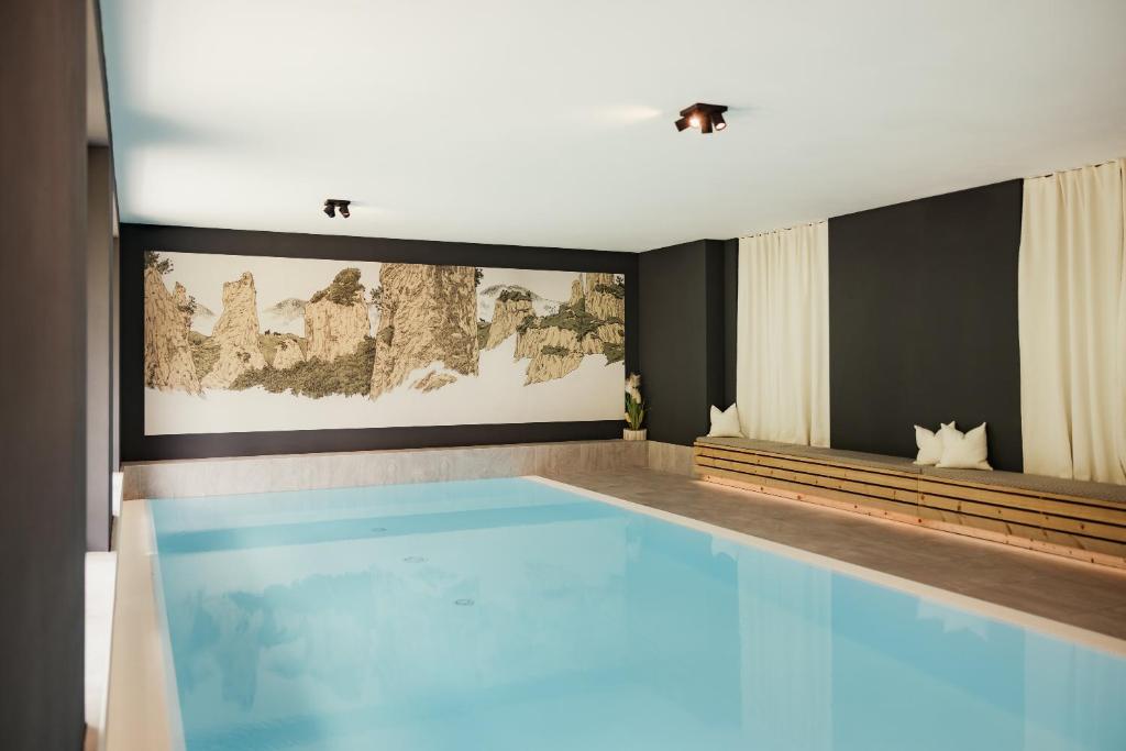 Bazén v ubytování Hotel Boè Sport and Nature nebo v jeho okolí