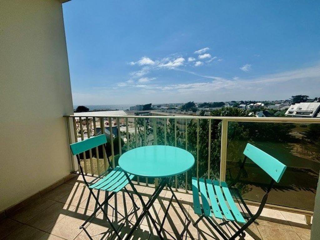 - un balcon avec une table bleue et 2 chaises dans l'établissement Studio - Quiberon - 2 pers - 30m² - Balcon - Parking - FR-1-478-161, à Quiberon