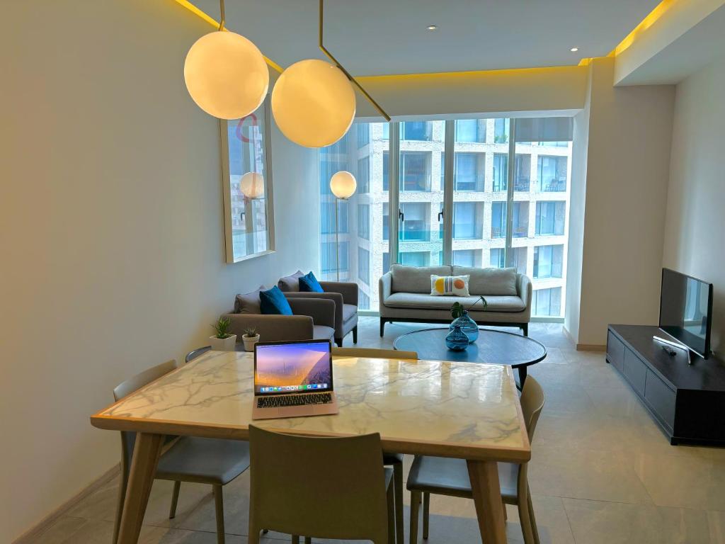 Uma TV ou centro de entretenimento em Park Life Paradox Santa Fe