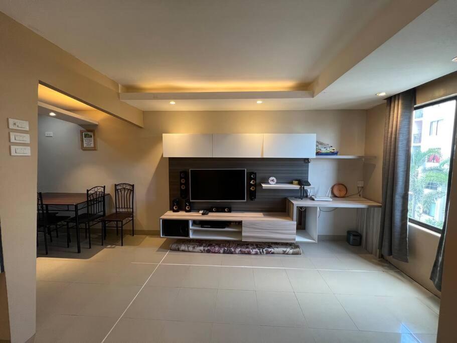 Kuchyň nebo kuchyňský kout v ubytování Affordable Cozy Studio 1-Ride to SM Cebu & Ayala