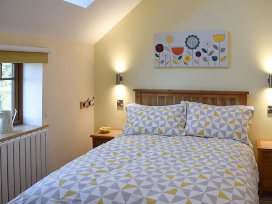The Granary Thirsk Luxury Holiday Cottage Barn في ثيرسك: غرفة نوم بها سرير ونافذة