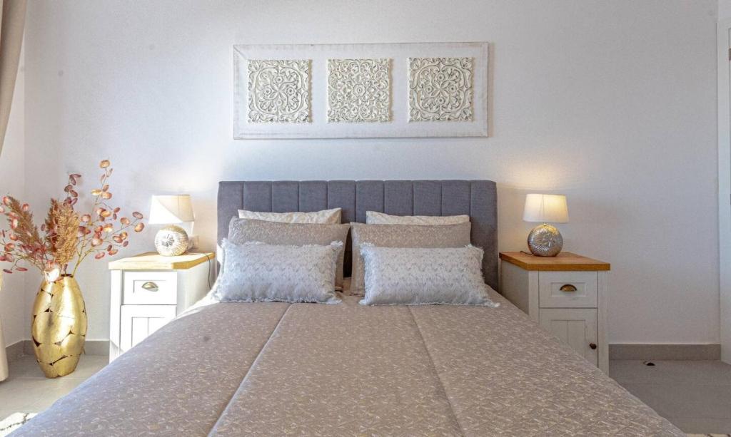 Posteľ alebo postele v izbe v ubytovaní Sunset Bay Apt By Dream Homes Tenerife
