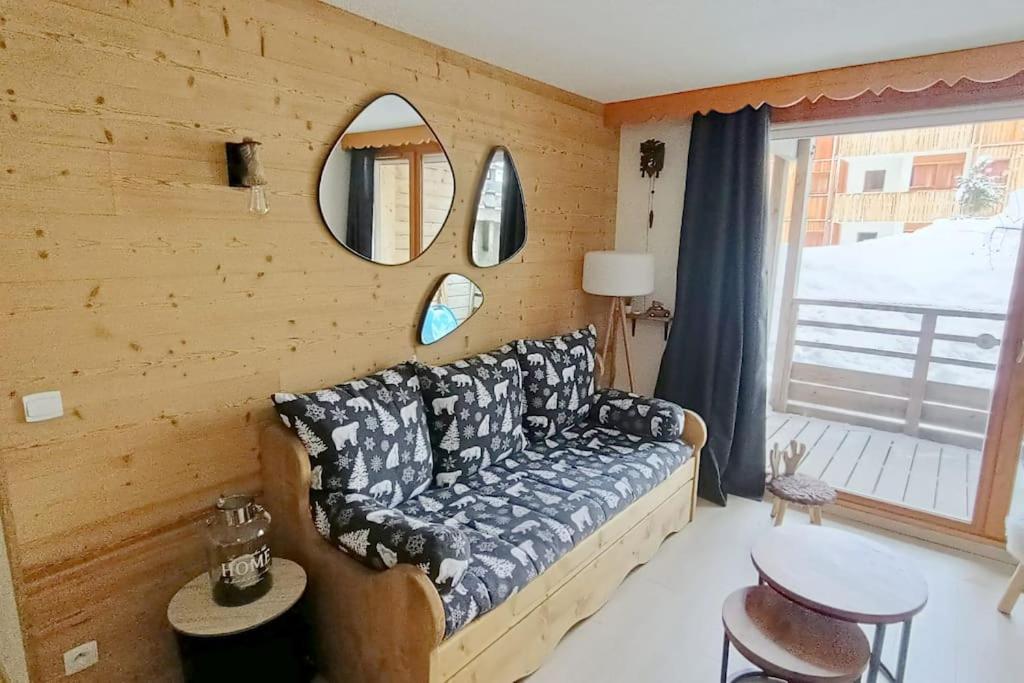 un salon avec un canapé et une fenêtre dans l'établissement Les 3 Flocons, Meublé classé 3 étoiles , labellisé 4 grif, à Orcières