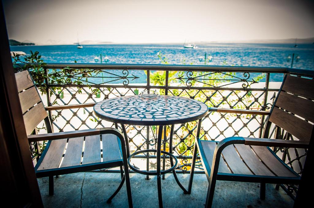 Balkón nebo terasa v ubytování SeaFront Stone Suites