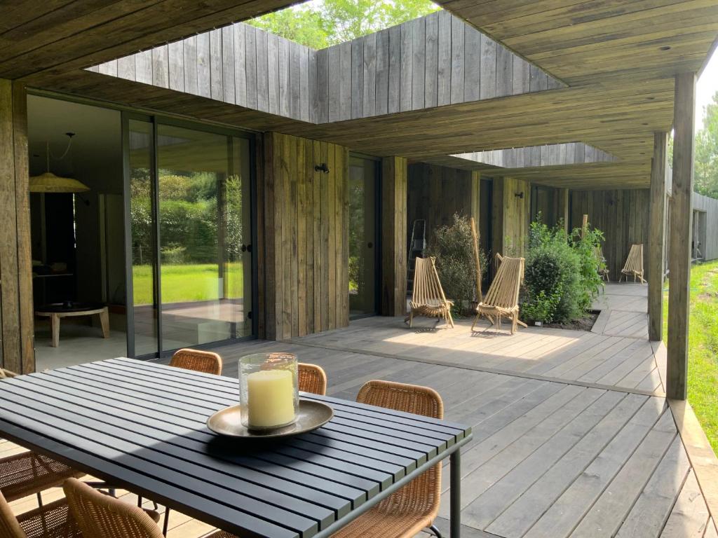 En terrasse eller udendørsområde på Lisière du Lac - 100m du Lac