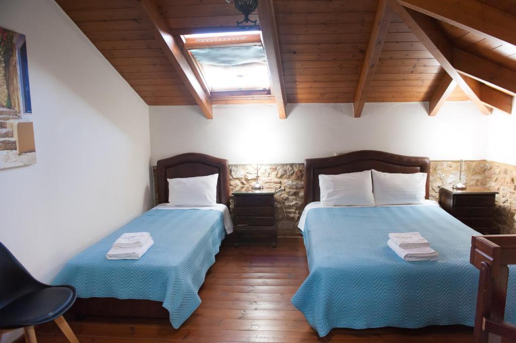 Postel nebo postele na pokoji v ubytování SeaFront Stone Suites