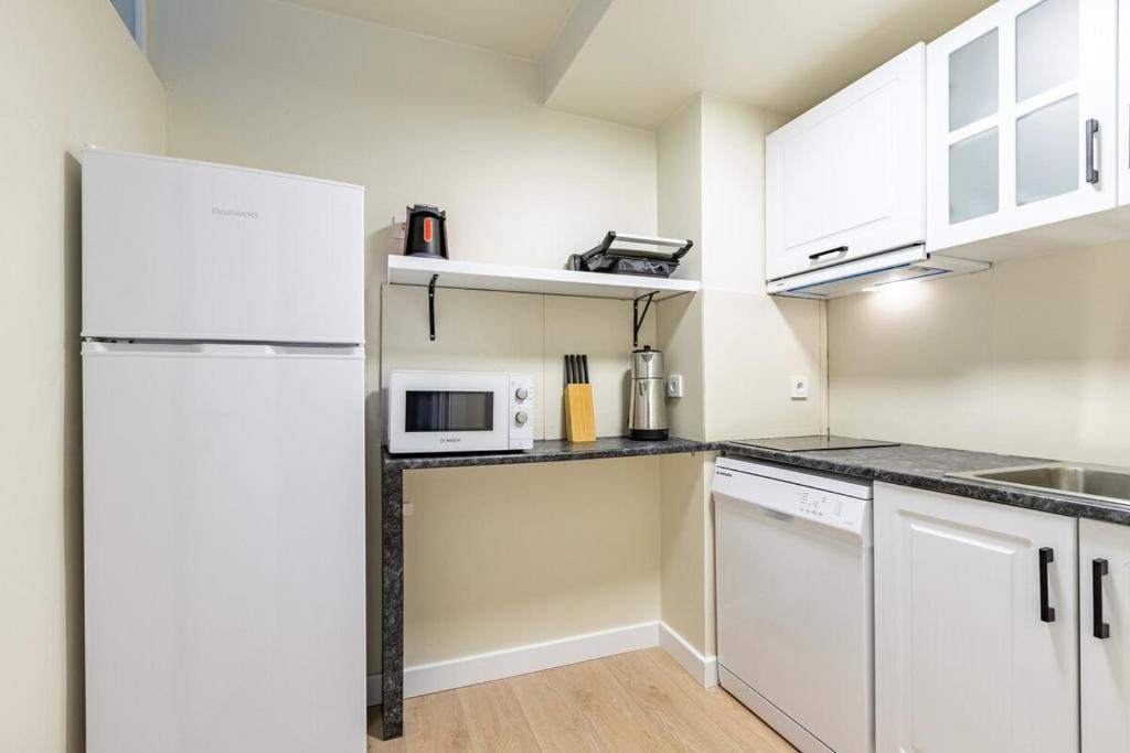 Kuchyň nebo kuchyňský kout v ubytování Modern Prime Location 1bed Bright Home! #243