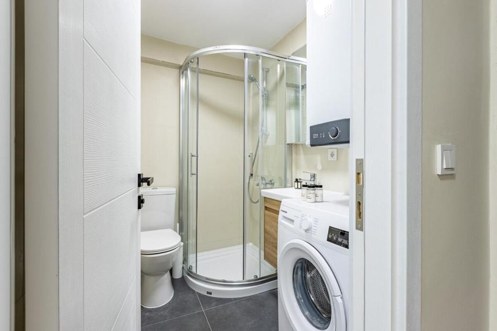 Koupelna v ubytování Modern Prime Location 1bed Bright Home! #243